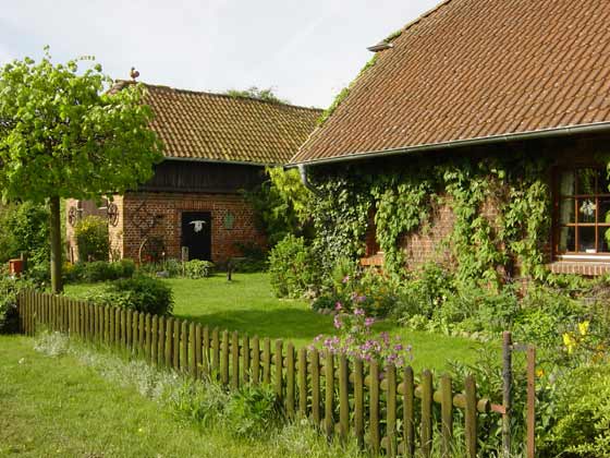 Picture of farm buildings on road from Bauerkuhl to Drefahl - Spring 2004