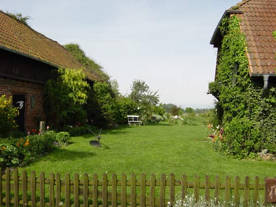 Picture of farm buildings on road from Bauerkuhl to Drefahl - Spring 2004