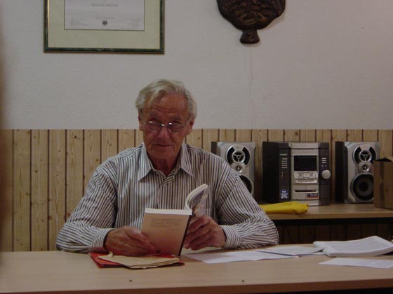 Picture of Rolf Burmeister with his book