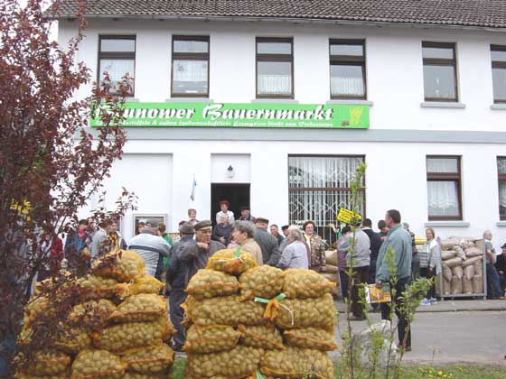 Picture of bags of potatos in front of Brunower Bauernmarkt - Spring 2005