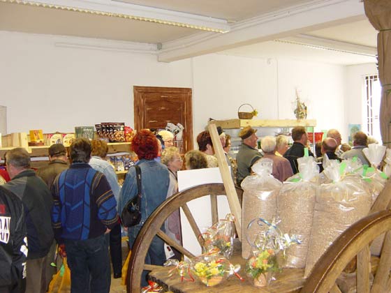 Picture of line of customers at the opening of the Brunower Bauernmarkt - Spring 2005