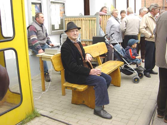 Picture of customer with cup of beer at the opening of the Brunower Bauernmarkt - Spring 2005