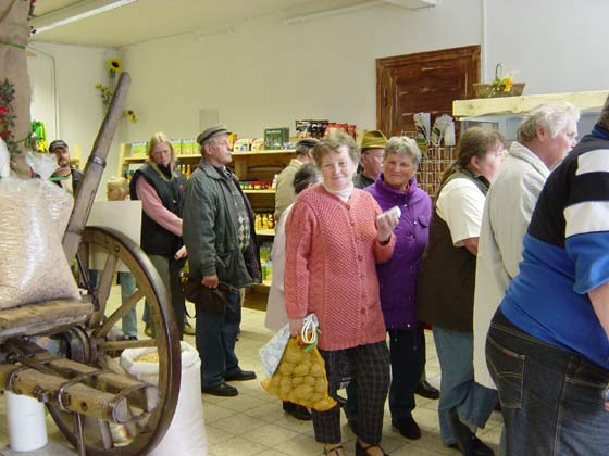 Picture of line of customers at the opening of the Brunower Bauernmarkt - Spring 2005