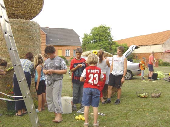 Picture of youths preparing Erntefest 2005 decorations