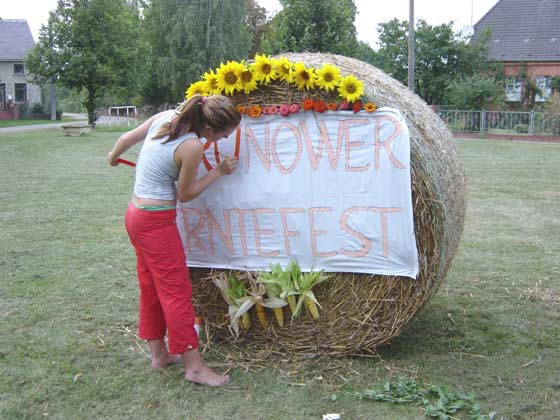 Picture of youths preparing Erntefest 2005 decorations