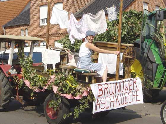 Picture of participant queue up for Erntefest 2005 procession