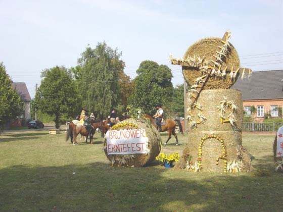 Picture of participant queue up for Erntefest 2005 procession