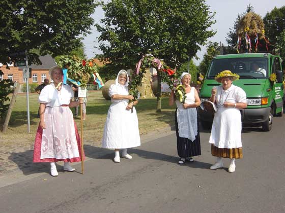 Picture of participant queue up for Erntefest 2005 procession