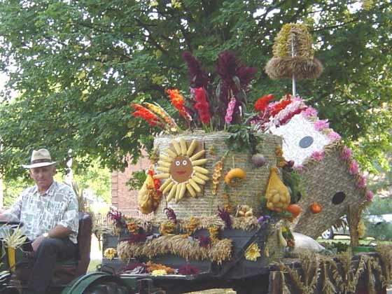 Picture of participant queue up for Erntefest 2005 procession