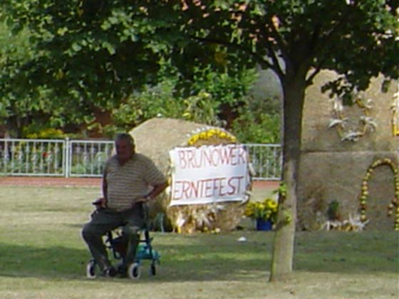 Picture of spectator at 2005 Erntefest Procession