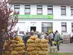 Picture of bags of potatos in front of Brunower Bauernmarkt - Spring 2005